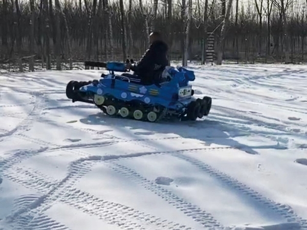 吉林省辽源市雪地坦克车